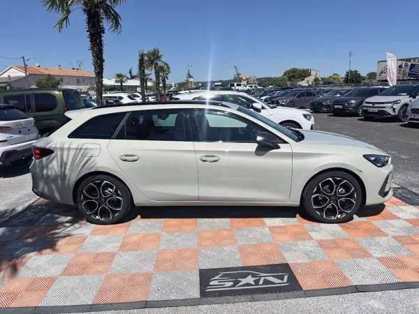 Cupra LEON SPORTSTOURER NEW V 1.5 e-TSI 150 mHEV DSG7 Toit GPS Caméra JA 18" - Photo 4